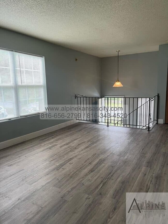 Foto del edificio - Spacious Duplex off Truman Rd