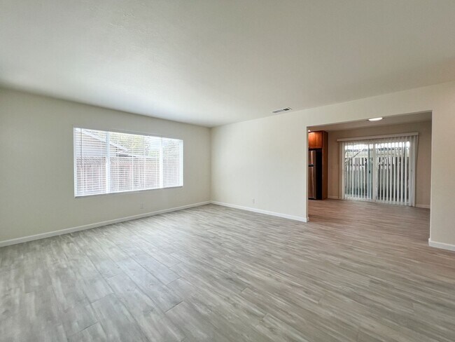 Building Photo - Minahen, 310-316