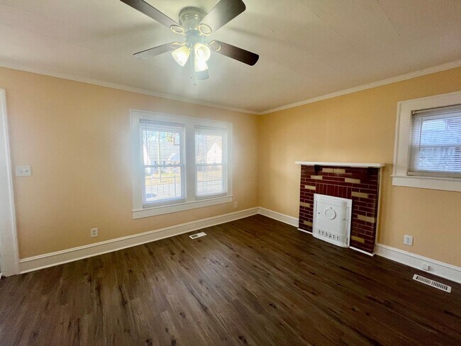 Foto del edificio - Two bedroom 1 bath house in Burlington