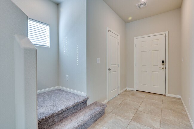 Foto del edificio - SE!!! Henderson!!!  All Tile floors Downst...