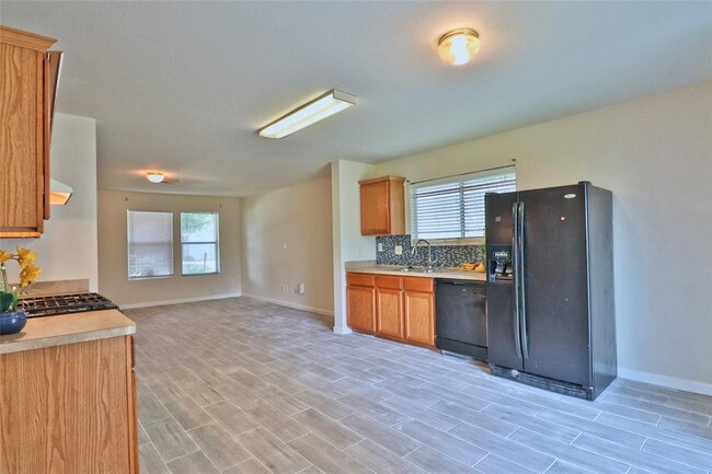 Building Photo - 14423 Moreno Ave