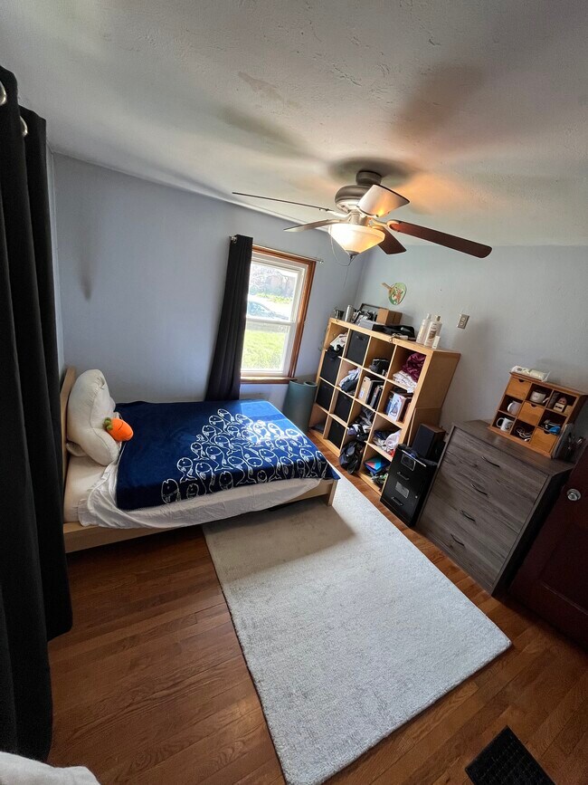 dormitorio; 10x11'; primera planta - 884 W 9th Ave