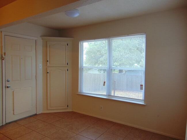 Building Photo - 404 Oakhill Dr