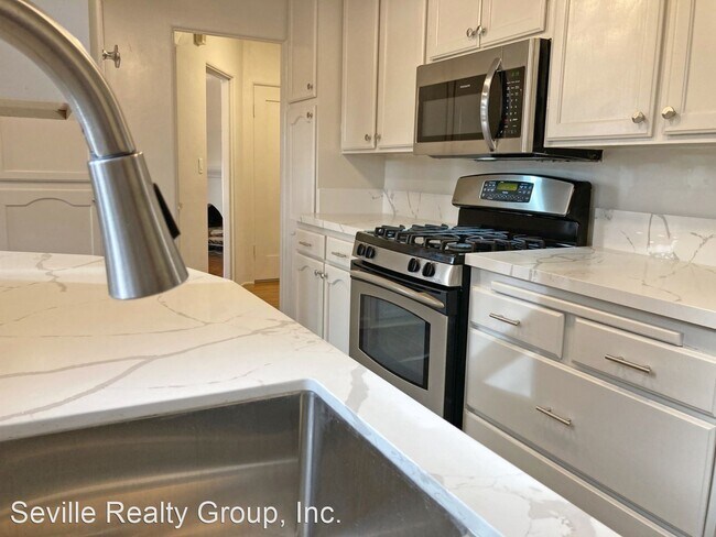 Building Photo - 3 br, 1 bath House - 2201 Mission Avenue
