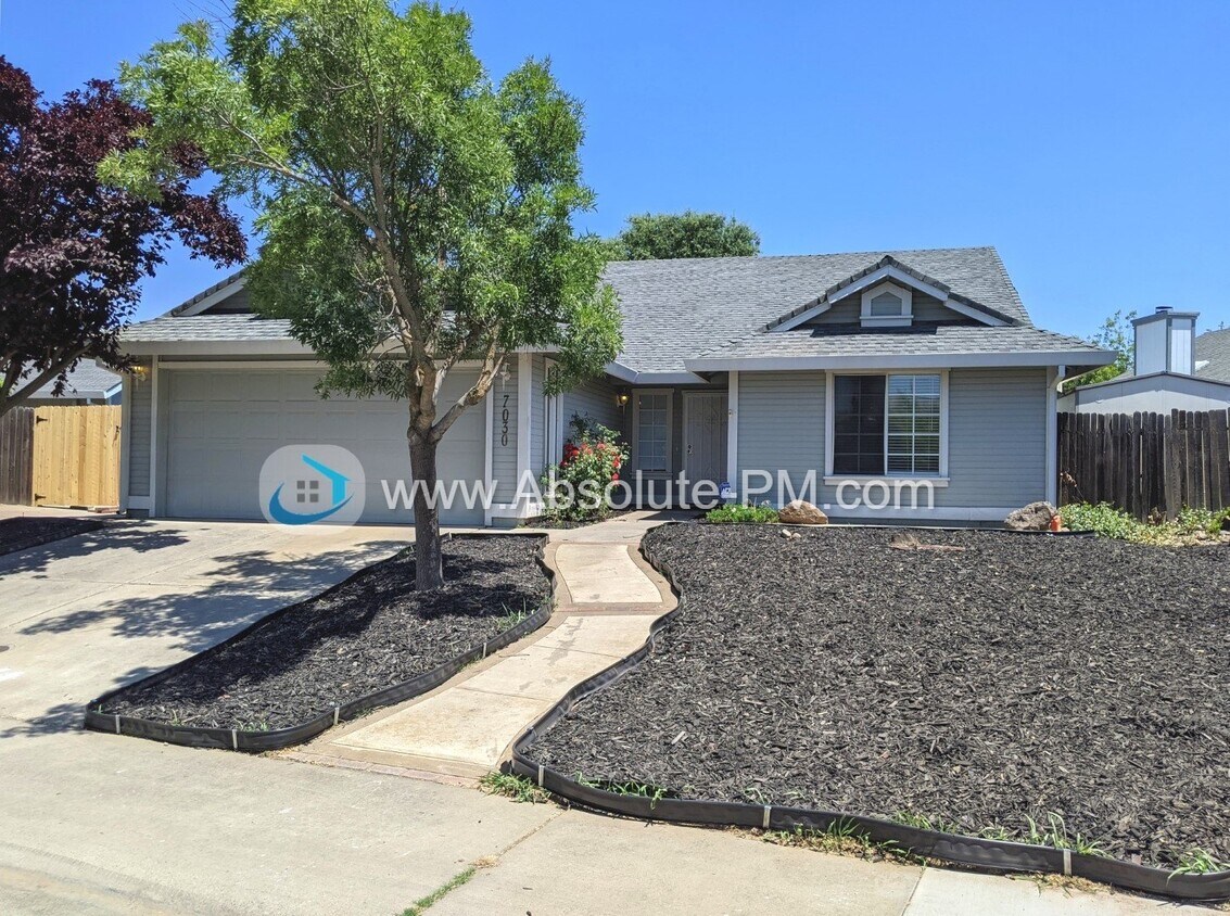 Primary Photo - Amazing 4 Bedroom 2 Bath Home located in a...