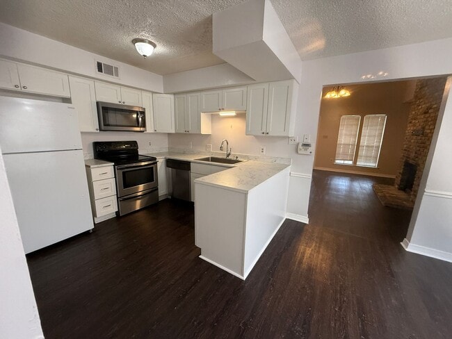 Building Photo - Three Bedroom Townhome off O'Neal Ready to Move-In