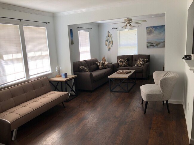 Building Photo - Move in Ready - 4 bedroom 2 bath