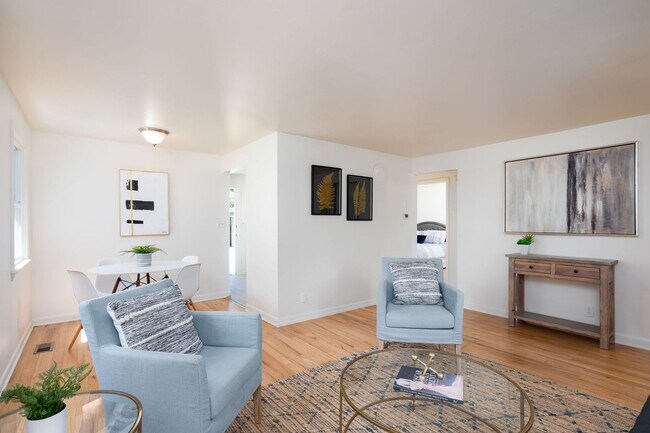 Foto del edificio - Bright, Cozy 2 Bedroom Rambler in Greenwood!