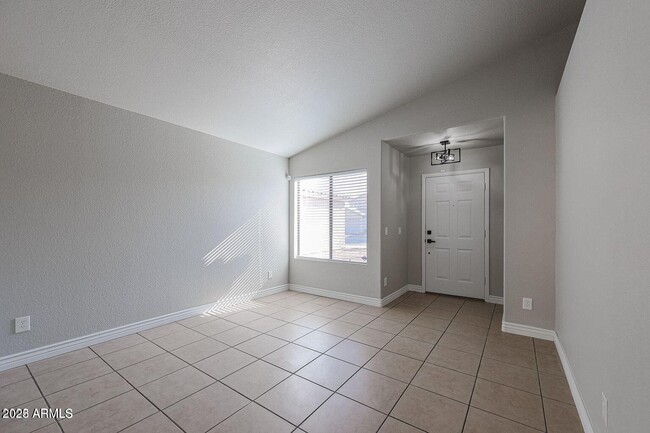 Foto del edificio - 2134 E Robin Ln