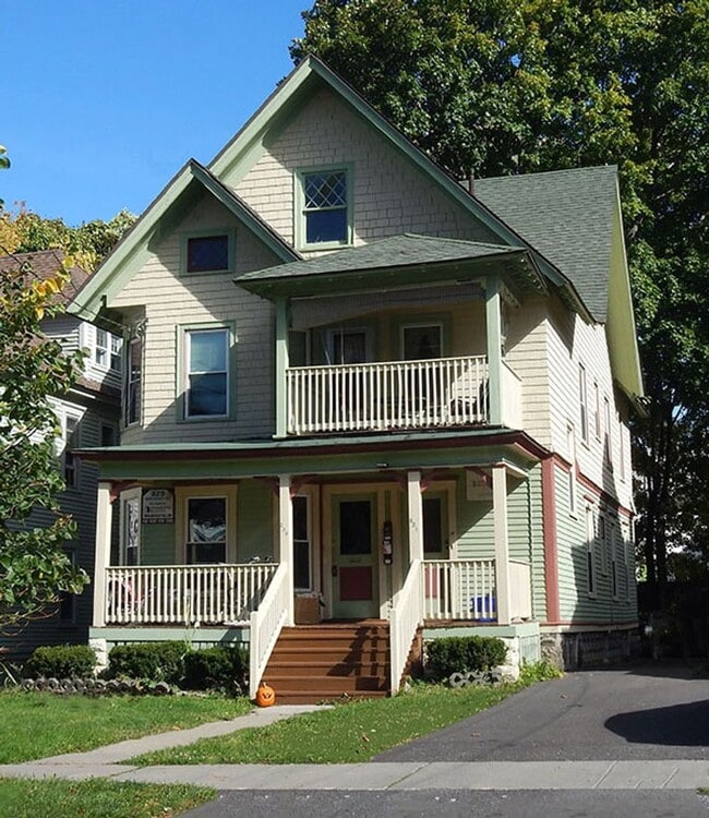 Foto del edificio - Spacious 3 Bedroom With Beautiful Front Po...