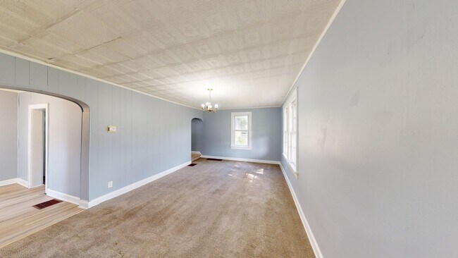 Building Photo - 2 Bedroom w/ large yard, 1st floor laundry