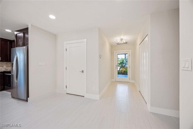 Foto del edificio - 570 100th Ave N