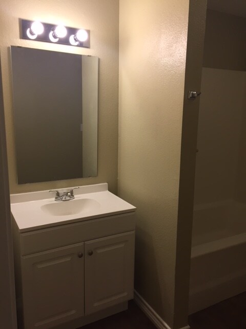 Building Photo - 511 S Main St