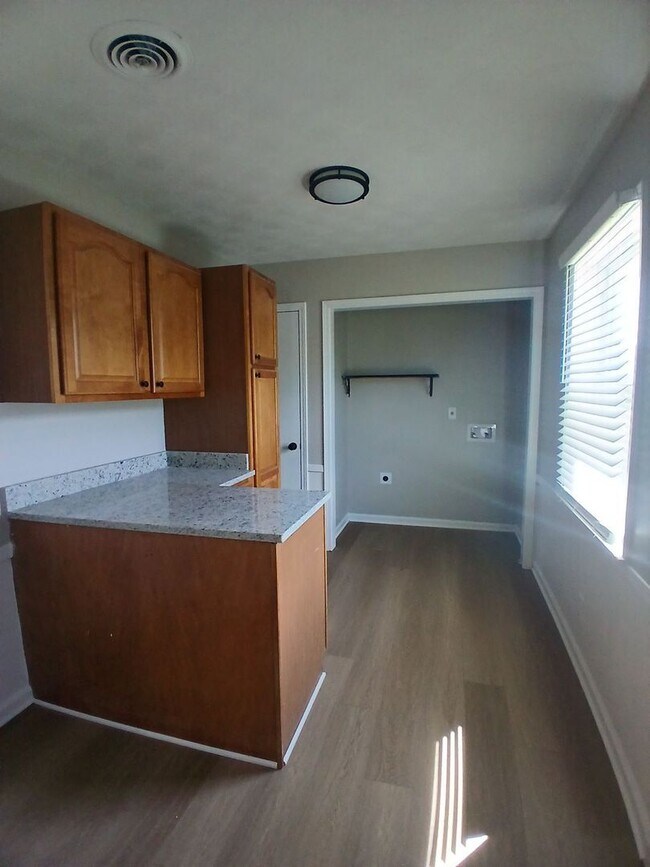 Building Photo - Newly Renovated 3 bedroom 1.5 bathroom in ...