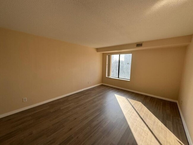 Building Photo - 16400 N Park Dr