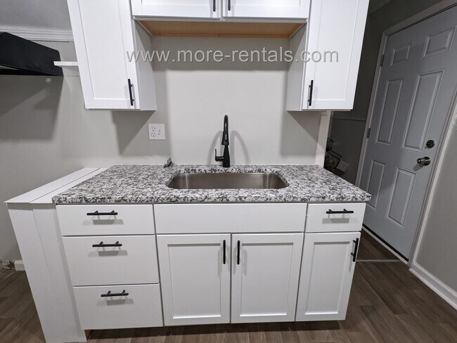 Foto del edificio - Newly remodeled house on a dead-end street