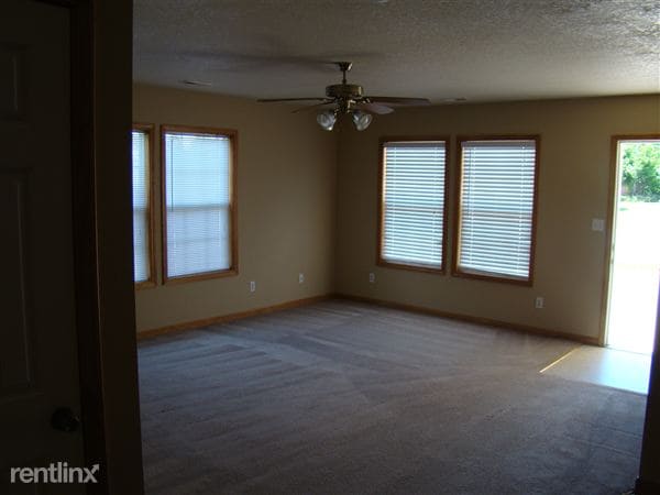 Building Photo - 622 Willow Ln