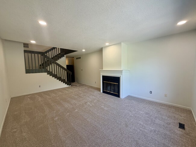 Unit E - Living - 2901 University Dr