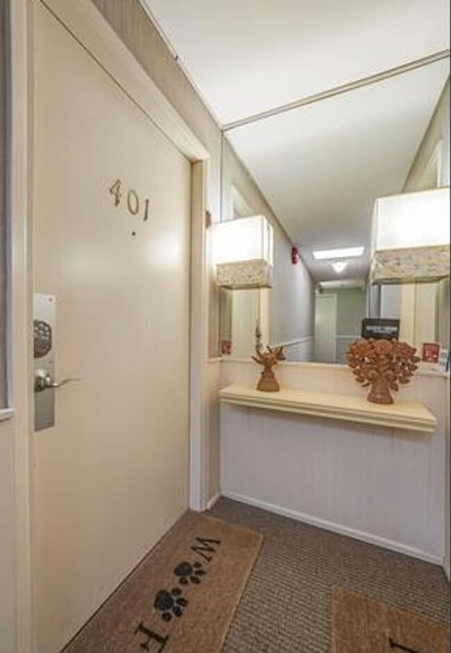 Building Photo - Boutique Condo with Stunning Views of Elliot Bay!