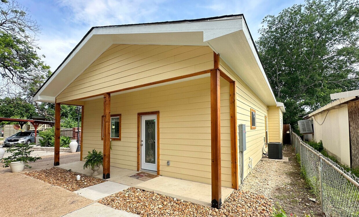 Primary Photo - Gorgeous 1/1 Home Available for Immediate ...