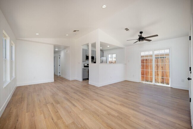 Foto del edificio - 2716 Yreka Ave