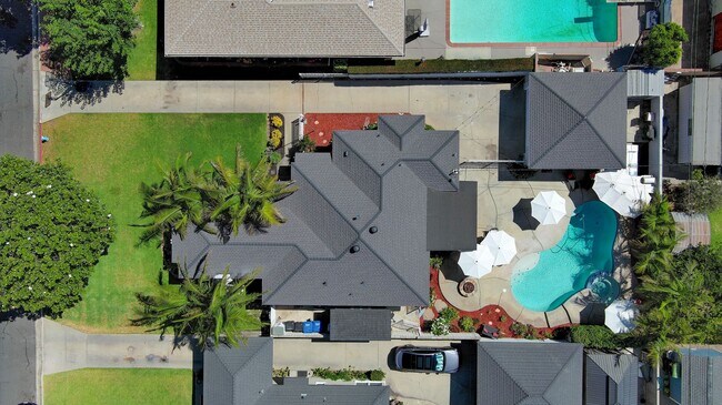 Building Photo - 3 Bed 1.5 Bath House with Pool Available Now!