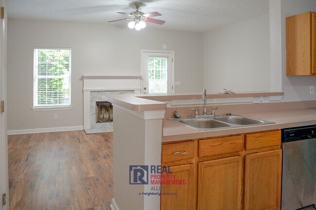 Building Photo - Modern 2-Bedroom Townhome in Prime Carters...