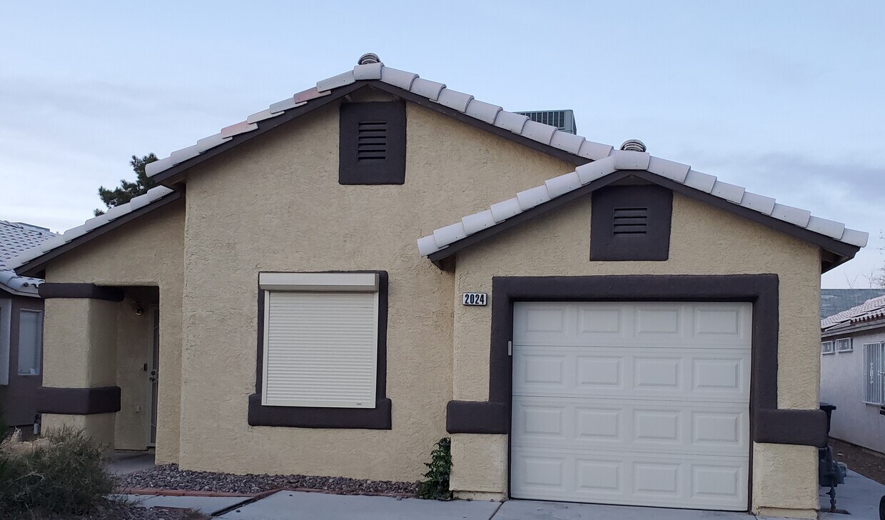 Front - 2024 Emerald Green Ave