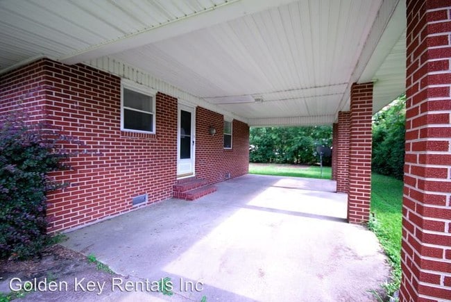 Building Photo - 3 br, 2 bath House - 100 E. Main St.