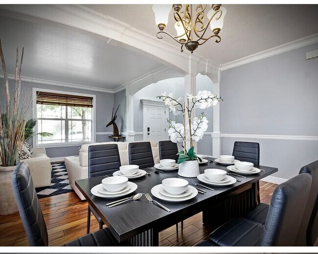 Foto del edificio - * FULLY FURNISHED * -3 levels, 7 bedrooms , lower level apartment with separate entrance *Home ba...