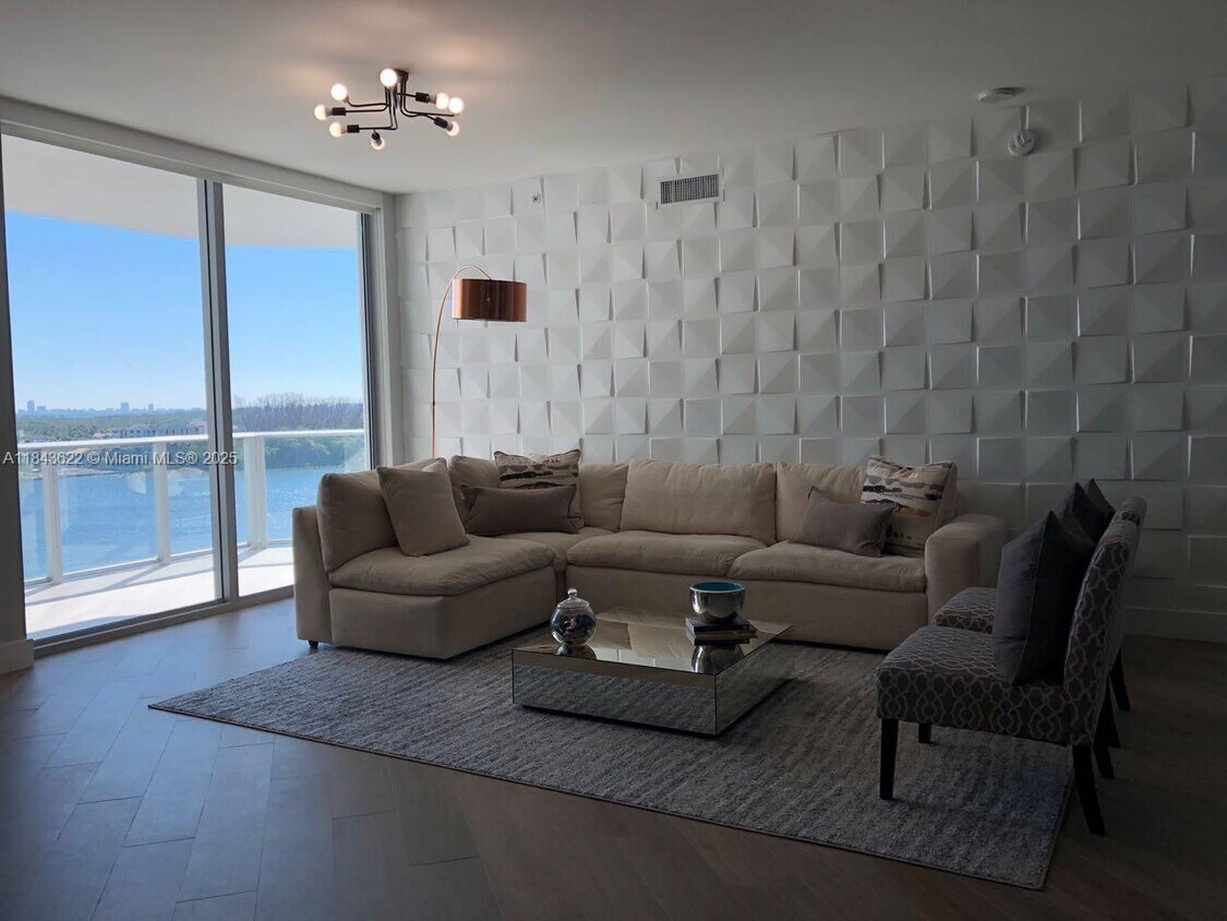Foto principal - 17111 Biscayne Blvd