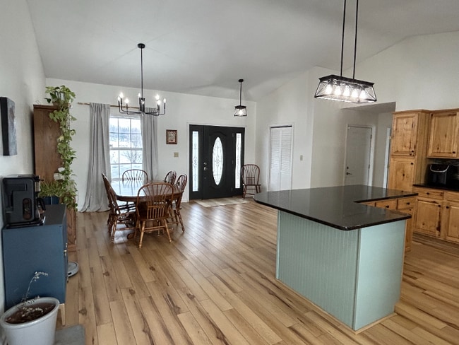 Building Photo - 40020 Selos Rd