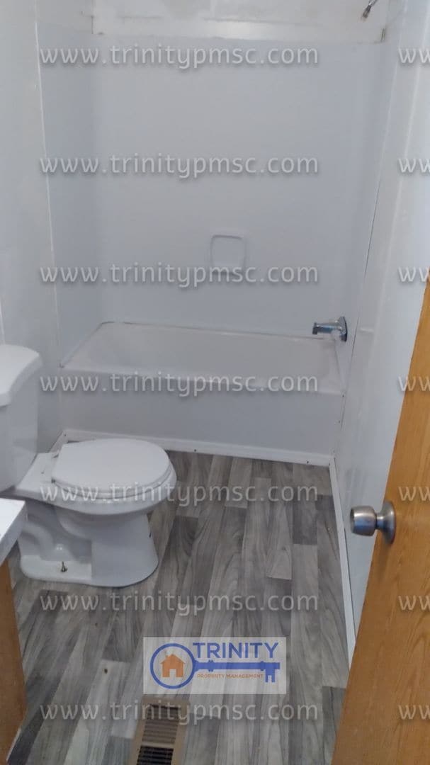 Building Photo - Spacious home with available now!