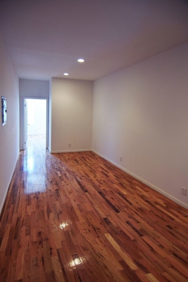 Foto del edificio - 162 wilson Ave