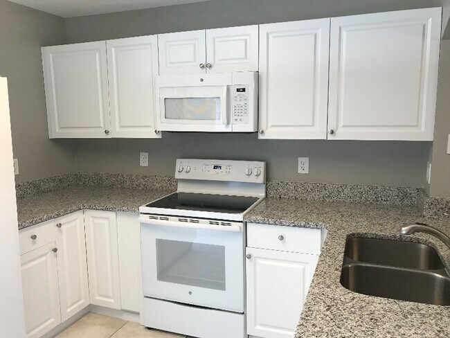 Building Photo - 890 Luminary Cir