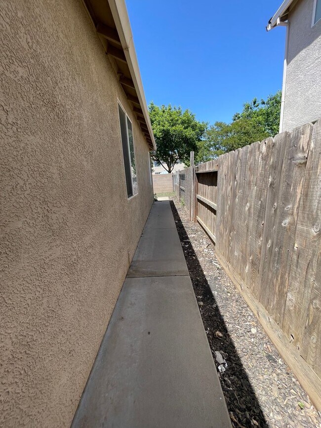 Building Photo - 1207 Strawberry Dr, Merced