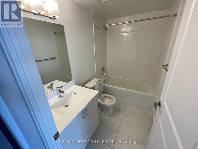 Photo du bâtiment - 325-P325 Yorkland Blvd