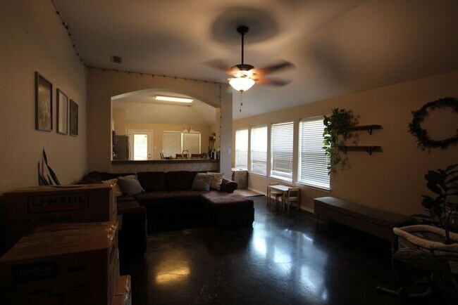 Building Photo - Tour Today! 4 bedroom 2 Bathroom in WHISD!