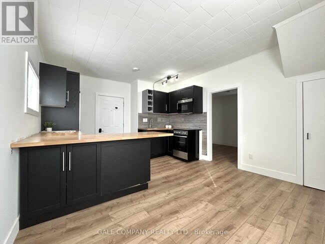 Building Photo - 131 Reserve St