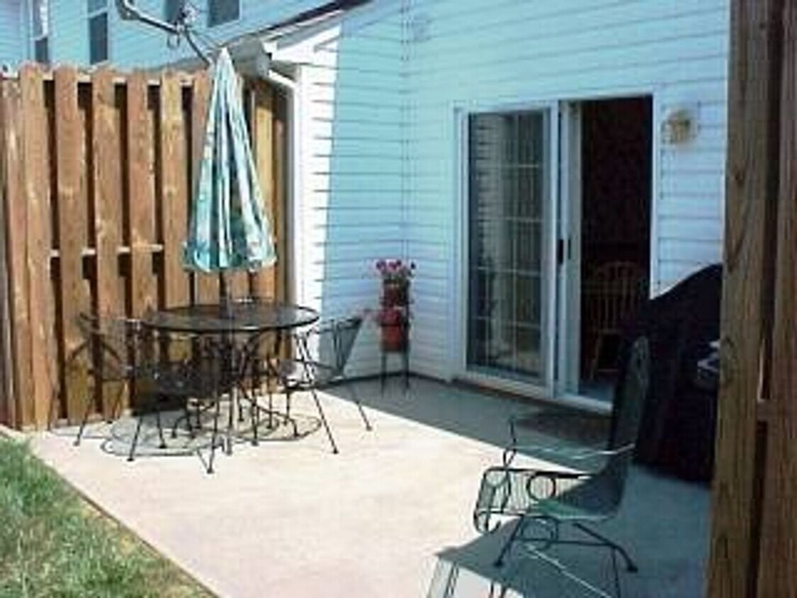 Building Photo - 2 Bedroom Townhouse in Village at Greenview