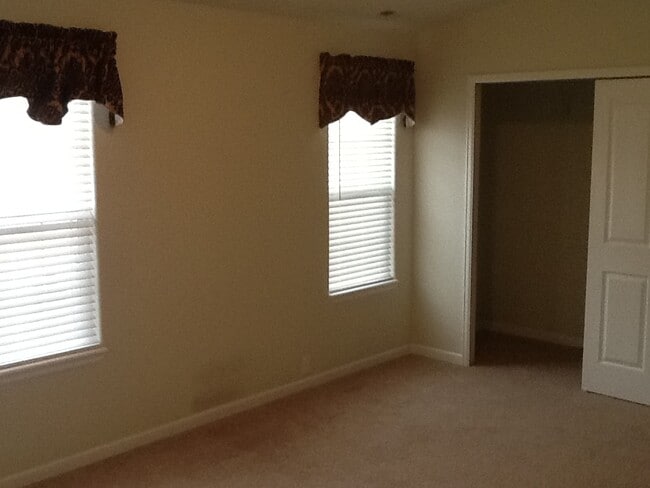 Building Photo - 936 Burning Bush Point