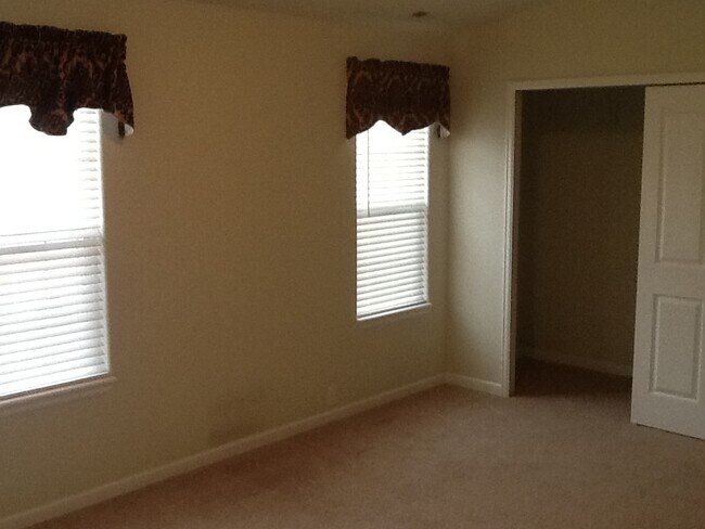 Foto del edificio - 936 Burning Bush Point