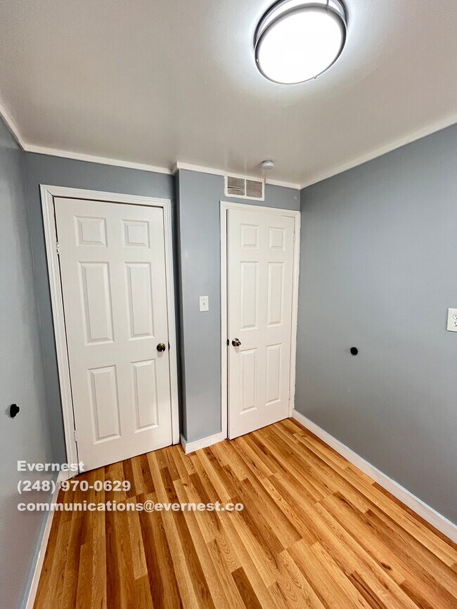 Foto del edificio - 8640 Chalmers Ave