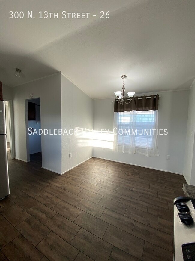 Building Photo - Roomy 3 bedroom / 2 full bathroom
