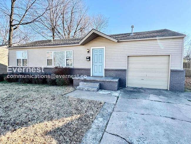 Building Photo - 202 E 6th St