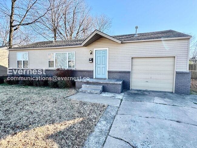 Building Photo - PROMO: Get HALF month’s rent free when you sign the lease TODAY! / 3 Bed, 1 Bath Home with Fenced...