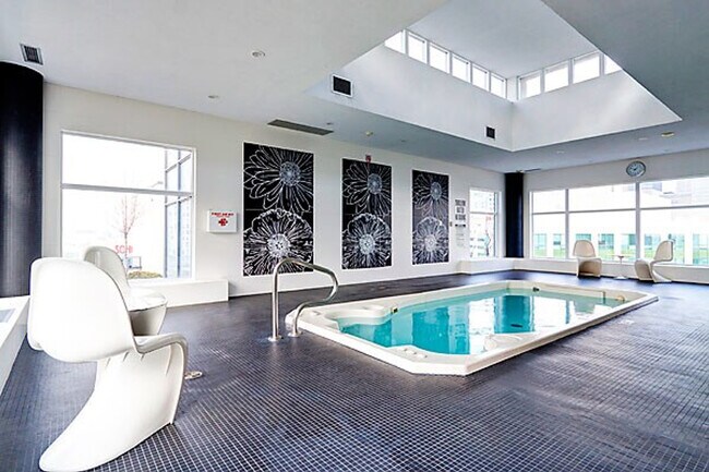 Photo du bâtiment - 325 Front St W