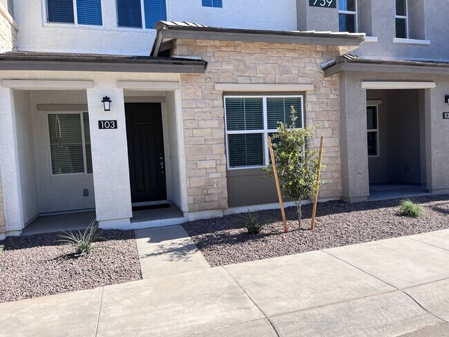 Foto del edificio - TOWN HOME WITH COMMUNITY POOL , GATED COMMUNITY in GILBERT!