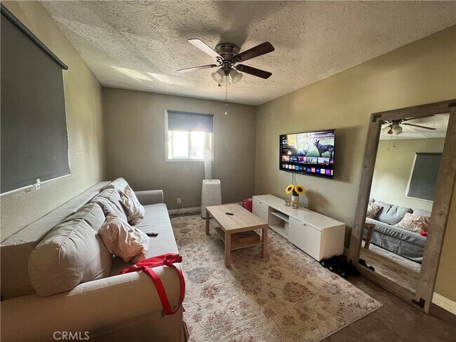 Foto del edificio - 643 E 7th St