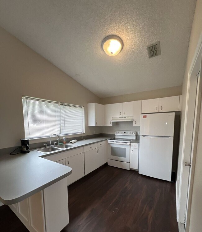 Building Photo - 319 Oak Track Dr